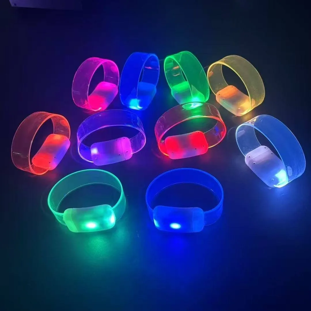 Управляемые LED браслеты крупным планом